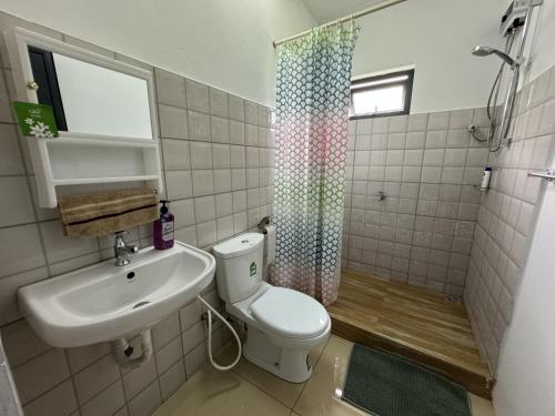 een badkamer met een toilet en een wastafel bij 2-bedroom Apartment in Rose-Hill in Trianon