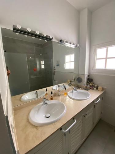 ein Badezimmer mit zwei Waschbecken und einem großen Spiegel in der Unterkunft The red door house in Santa Cruz de Tenerife