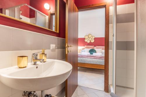 La salle de bains est pourvue d'un lavabo blanc. dans l'établissement Wine Apartments Florence Vernaccia, à Florence