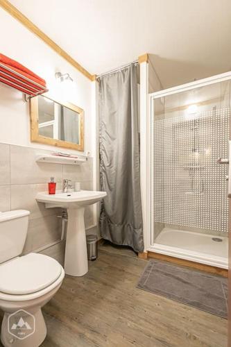 une salle de bain avec toilettes, lavabo et douche dans l'établissement Côté-Bourget 2 pers L'AIGUILLE D'ORAN proche La Norma Aussois !, à Villarodin-Bourget
