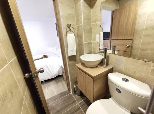 małą łazienkę z toaletą i umywalką w obiekcie Aparta Estudio nuevo a 2 calles de Milán w mieście Manizales