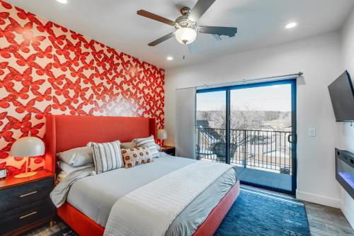 ein Schlafzimmer mit einem Bett mit einer roten Wand in der Unterkunft Flagstaff Townhome Near Downtown with Mountain Views in Flagstaff