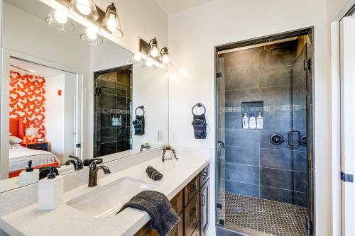 ein Bad mit einer Dusche und einem Waschbecken in der Unterkunft Flagstaff Townhome Near Downtown with Mountain Views in Flagstaff