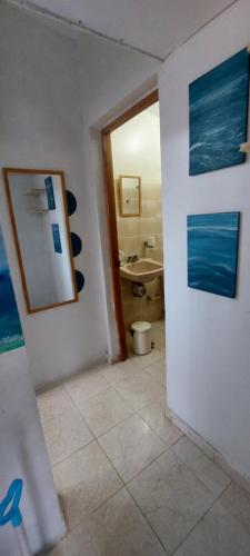 a bathroom with a toilet and a mirror on the wall at Apartamento Los Blancos, a dos Minutos de los Patos Barahona in Enriquillo