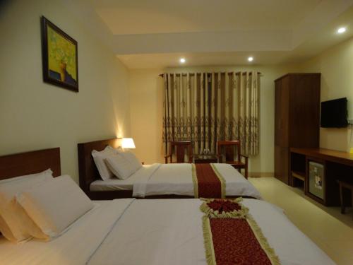 Postel nebo postele na pokoji v ubytování Hoa Vinh Hotel