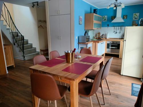 una cucina e una sala da pranzo con tavolo e sedie in legno di Lenzer Ferienidyll am Plauer See a Lenz