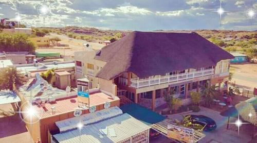 uma representação de um grande edifício com uma piscina em Ochsenwagen Pension Hotel em Rehoboth