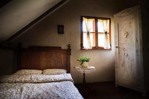1 dormitorio con cama, ventana y mesa en Siedlisko pod dębem Kalnik en Kalnik