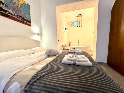een slaapkamer met een bed met handdoeken erop bij Casa Irene in Napels