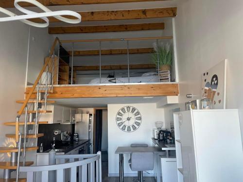 una cucina con letto a soppalco in una camera di Duplex sur Marinas Cap d'Agde a Cap d'Agde