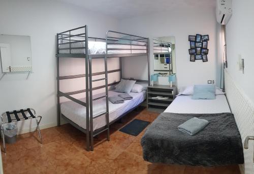 Habitación con 2 literas y 1 cama en JL Ciudad de las Artes en Valencia