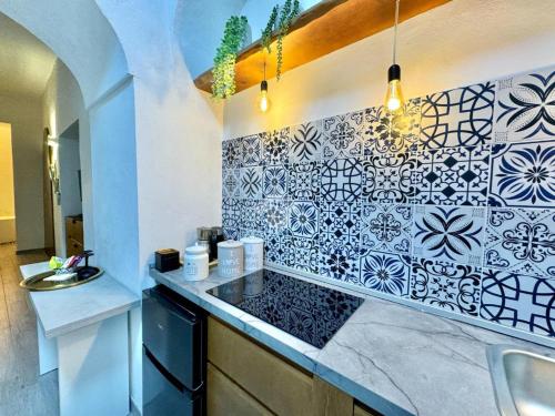 een keuken met blauwe en witte tegels op de muur bij Casa Irene in Napels