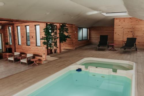 Der Swimmingpool an oder in der Nähe von Hotel Diego de Velazquez