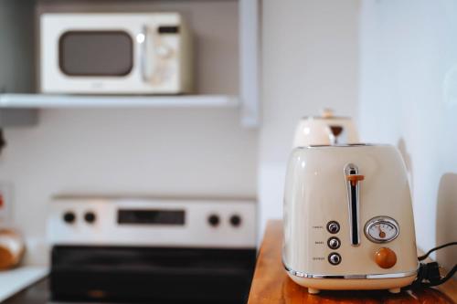 einen Toaster, der auf einer Theke in der Küche sitzt in der Unterkunft Milieu in Kingston