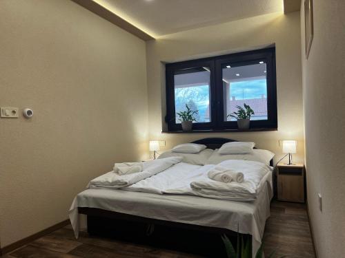 Un dormitorio con una cama con un osito de peluche. en Seregély Vendégház en Kunfehértó