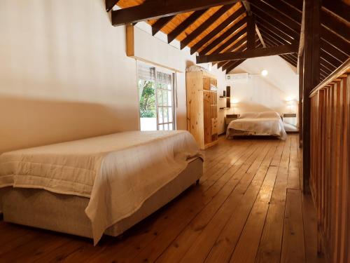1 dormitorio con cama y ventana grande en Cabaña Chascomus en Chascomús