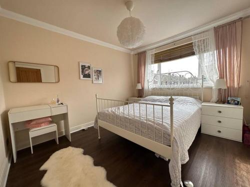 sypialnia z białym łóżkiem i oknem w obiekcie Lovely 3 bedrooms house 4 guests w mieście Beverley