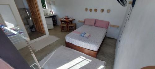 Habitación pequeña con cama y mesa en Apto Los Blancos, a dos Minuto de los Patos en Bejuquero