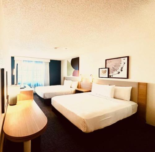 um quarto de hotel com duas camas e uma janela em Spark by Hilton Modesto em Modesto