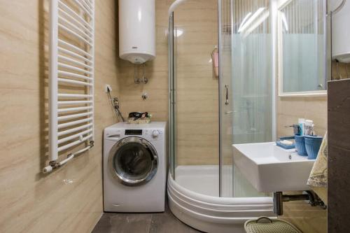 y baño con lavadora y lavamanos. en Studio apartment Duda, en Karaburma