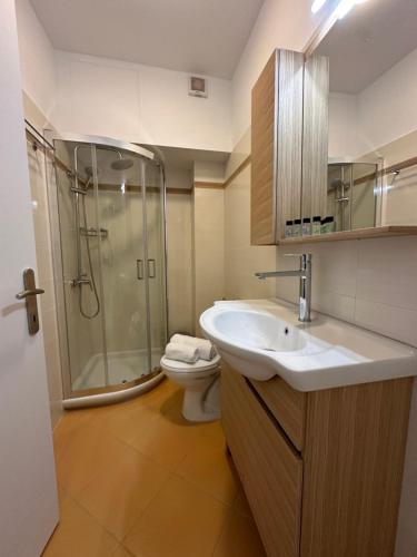 bagno con lavandino, doccia e servizi igienici di Olea Luxury Apartment a Pythagóreion