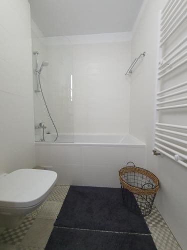 Ванная комната в GREEN Apartment Coresi