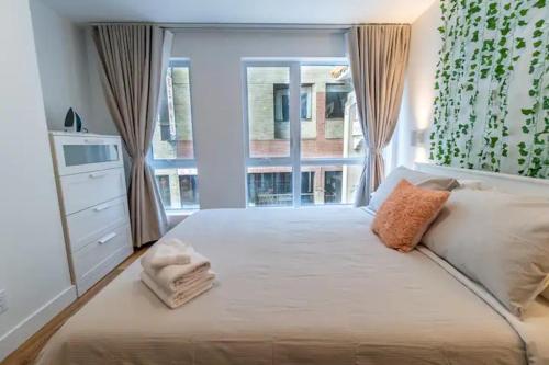 Säng eller sängar i ett rum på Rozenhaus Montreal Hotel