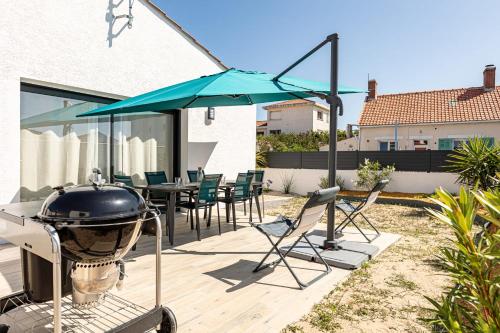 - un barbecue et un barbecue sur la terrasse dans l'établissement Clair Jeanne - Charmante maison neuve, à Notre-Dame-de-Monts