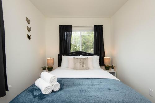 a bedroom with a bed with towels on it at Cozy Apartment in Atwater Village in Glendale