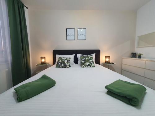 Llit o llits en una habitació de GREEN Apartment Coresi