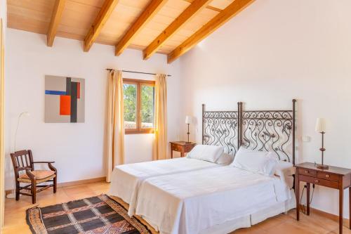 une chambre avec un lit, une table et une chaise dans l'établissement Finca Porto Cristo - Es Bosquet, à Manacor