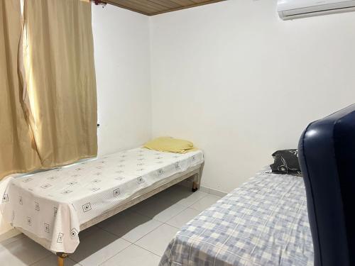 um quarto com duas camas num quarto com uma janela em Chalé 3301 em Luís Correia