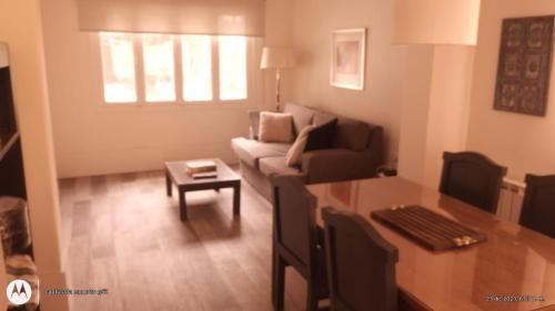 ein Wohnzimmer mit Sofa und Tisch in der Unterkunft Casa Gutiérrez in Godoy Cruz