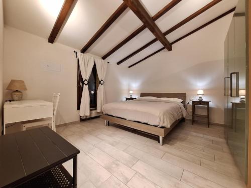 1 dormitorio con 1 cama y 1 mesa en una habitación en Appartamento MANARA en Zola Predosa