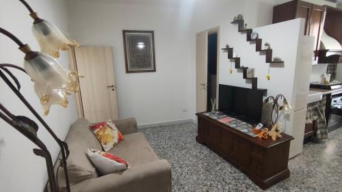- un salon avec un canapé et une télévision dans l'établissement Luna Normanna, à Rutigliano