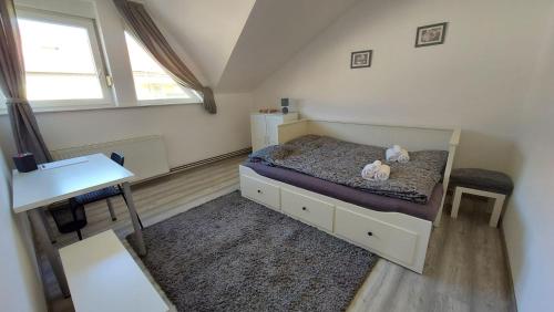 een slaapkamer met een bed met twee knuffels erop bij Dream team in Osijek