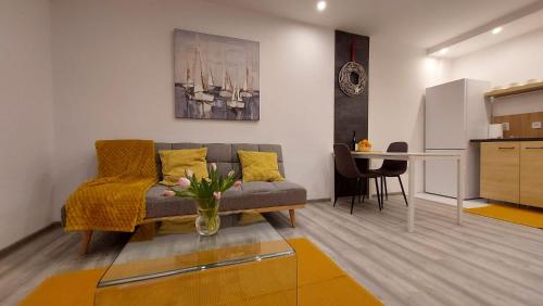 ein Wohnzimmer mit einem Sofa und einem Tisch in der Unterkunft Dream team in Osijek