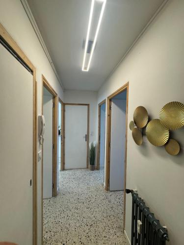 un couloir d'un immeuble de bureaux avec un plafond dans l'établissement Appartement proche de la gare, à Alès
