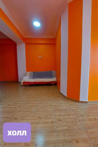 um quarto vazio com uma cama no meio em Riviera Kobuleti em Kobuleti