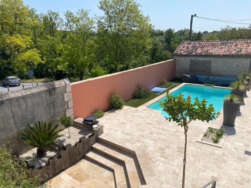 une piscine dans l'arrière-cour d'une maison dans l'établissement Le relais de l’ancienne poste, à Sigoulès