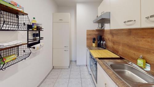 cocina con fregadero y encimera en CozyWork Studio Apartment 7, en Hohenmölsen