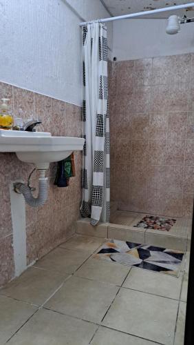 y baño con lavabo y ducha. en Villas El Amatle, 