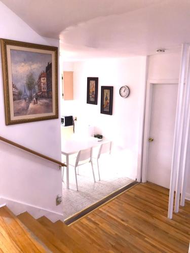Φωτογραφία από το άλμπουμ του Big Private Room MidMontreal next to station metro - Parking free στο Μόντρεαλ