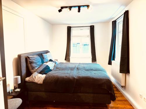 um quarto com uma cama e uma janela em Suite modern für 6 Aalen WLAN Netflix em Aalen