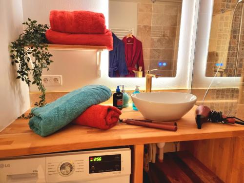 a kitchen counter with a bowl and towels on it at Studio 1 Sofa no Bedroom in Montpon-Ménestérol