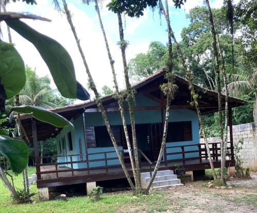 uma casa no meio de uma floresta em Kerala Guest House Vegan em Caraguatatuba