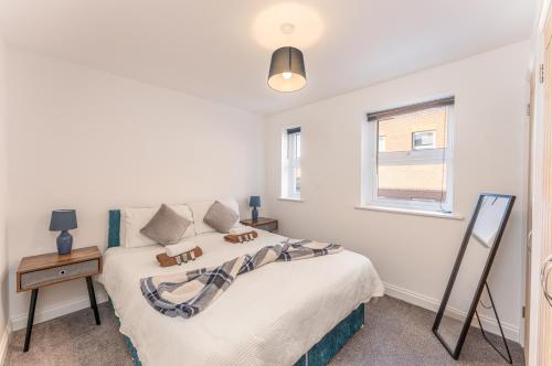 a bedroom with a bed and a window at Luton flat near town centre for Relocators, Tourists, Families in Luton