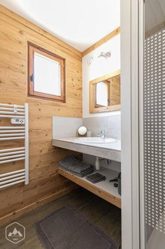 une salle de bain avec un lavabo et un miroir dans l'établissement Côté-Bourget 4 pers L'AIGUILLE DE SCOLETTE proche La Norma Aussois, à Villarodin-Bourget