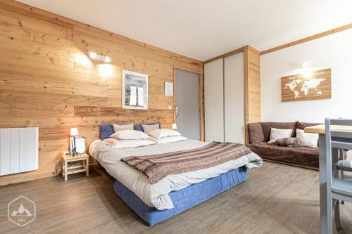 una camera con un grande letto e un divano di Côté-Bourget 4 pers L'AIGUILLE DE SCOLETTE proche La Norma Aussois a Villarodin-Bourget