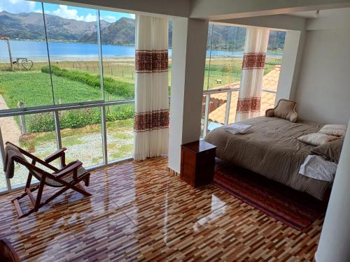 1 dormitorio con cama y ventana grande en Ayllu Piuray en Chincheros